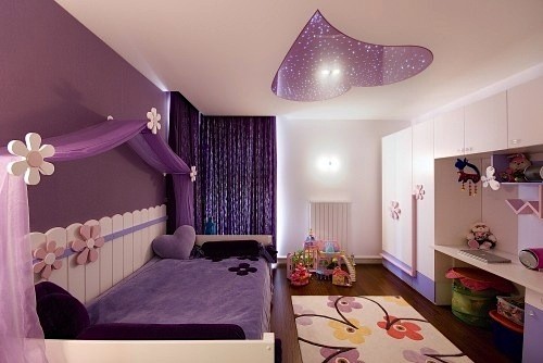 Phòng ngủ trẻ em bắt mắt với thiết kế trần ấn tượng