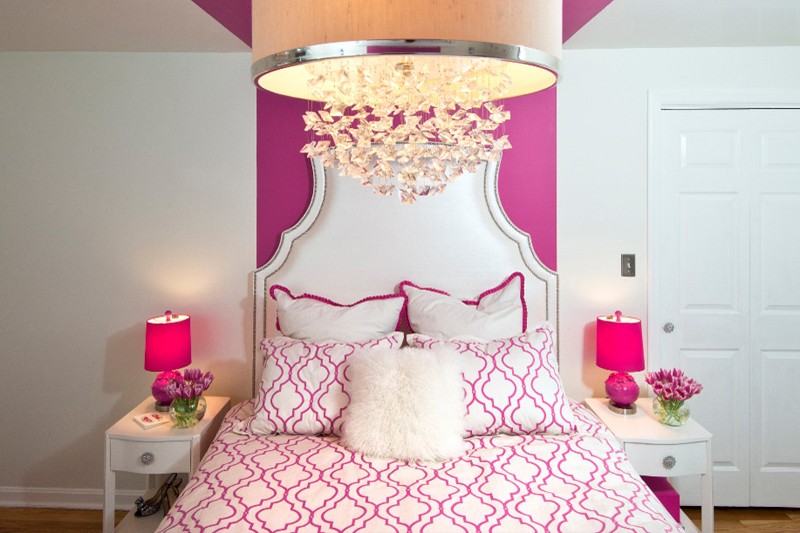 Phòng ngủ đầy quyến rũ với đèn chùm pha lê
