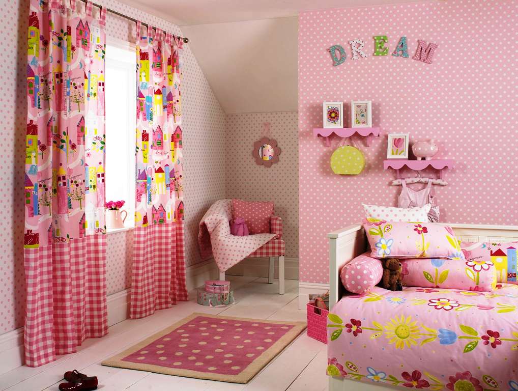 Một số mẫu rèm dễ thương cho bé gái